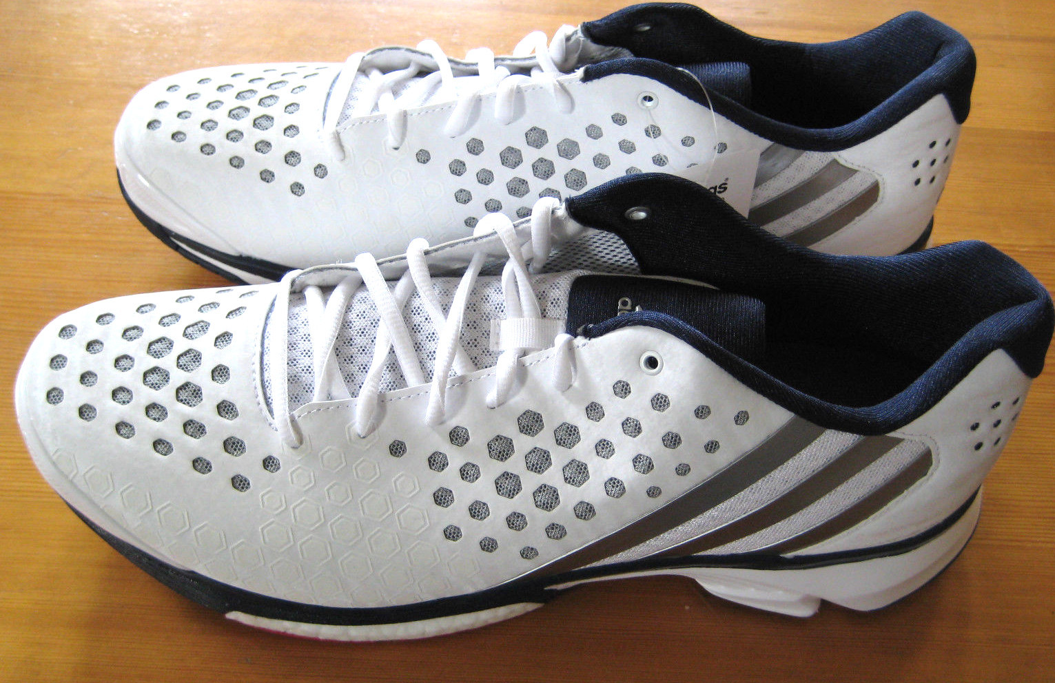 Adidas Volley Response Boost B34148 Volleyball Freizeit Lauf Schuhe schw-weiss. Adidas Volley Response Boost B34148 Volleyball Freizeit Lauf Schuhe schw-weiss.