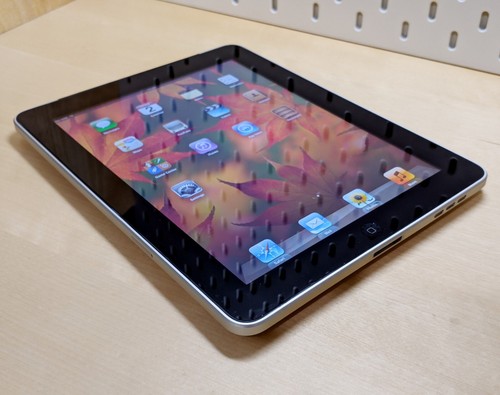 Apple iPad 1st Gen. 64GB, Wi-Fi + Cellular (Unlocked), 9.7in - Black - Afbeelding 3 van 9