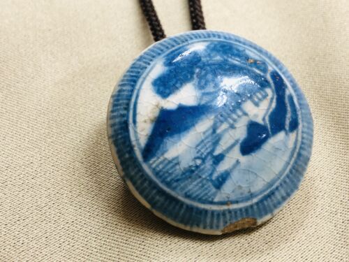 Y4215 NETSUKE Manju cerámica interior azul Japón antiguo kimono accesorio - Imagen 1 de 12