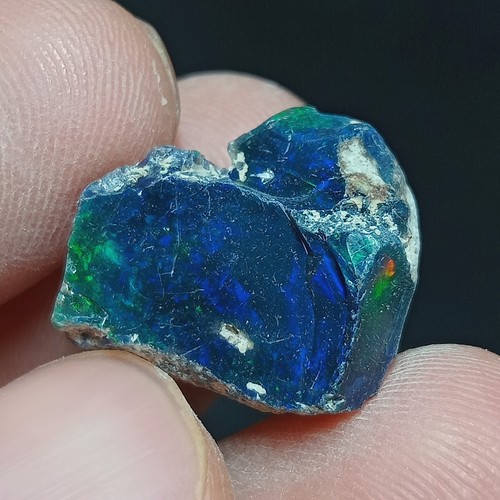 Ópalo negro ahumado etíope de 8,50 quilates áspero - piedra preciosa suelta de fuego azul profundo y verde - Imagen 4 de 5