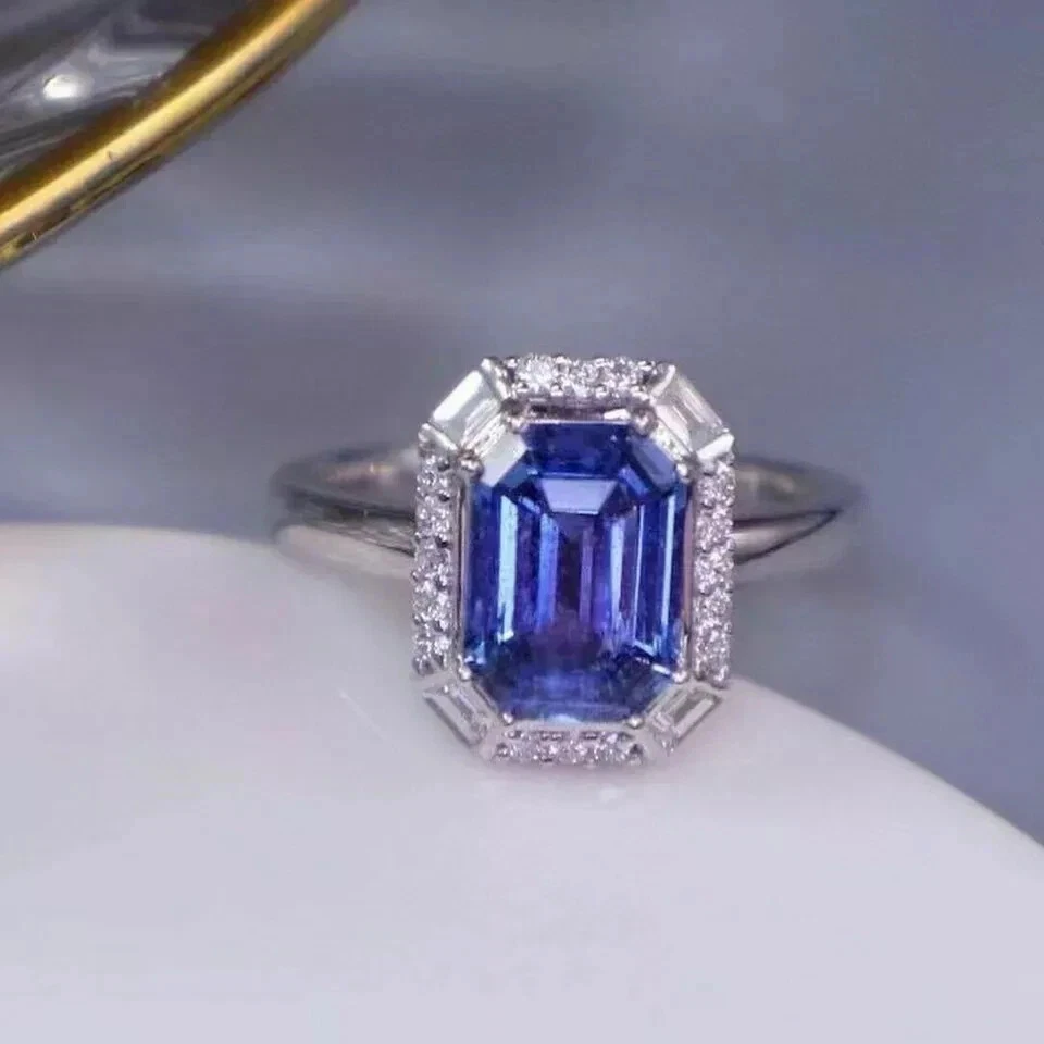 Alianza de oro blanco de 14 k con halo de tanzanita corte esmeralda de 2,25 quilates Foto 3 de 4