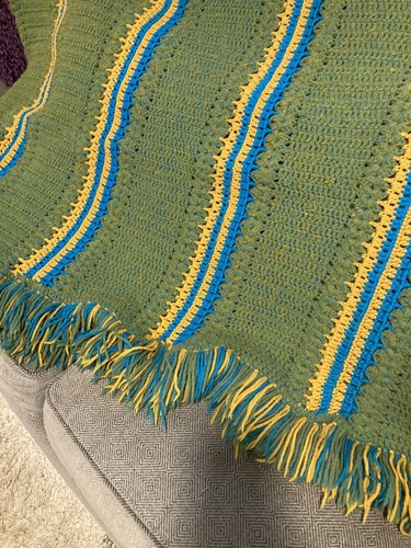 Vintage Afghan Decke gehäkelt Handarbeit Strick Streifen grün blau gelb Fransen - Bild 4 von 5