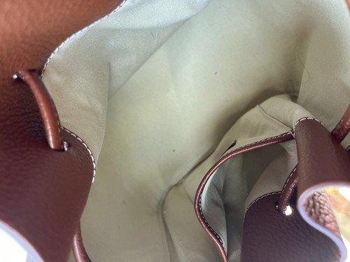 Geschmeichelte Bo Bucket Lederhandtasche in braun mit verstellbarem Schulterriemen - Bild 8 von 9