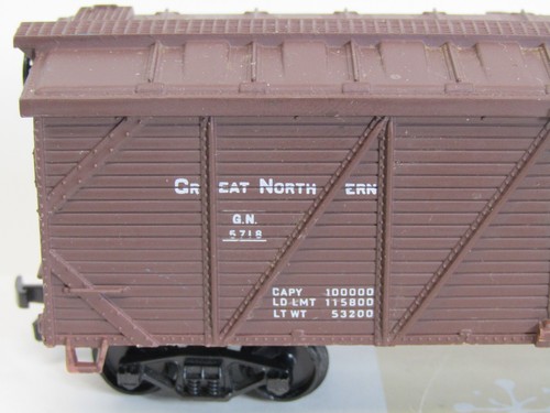 2 Life-Like ho GREAT NORTHERN 40' Outside Braced Wood Side Box Car Sliding Doors - Picture 4 of 14