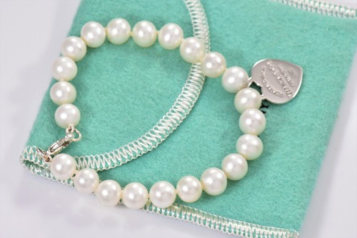 7.5" Please Return Tiffany & Co Silver Heart Charm 8mm Pearl Bead Bracelet Boxed - Picture 2 of 5