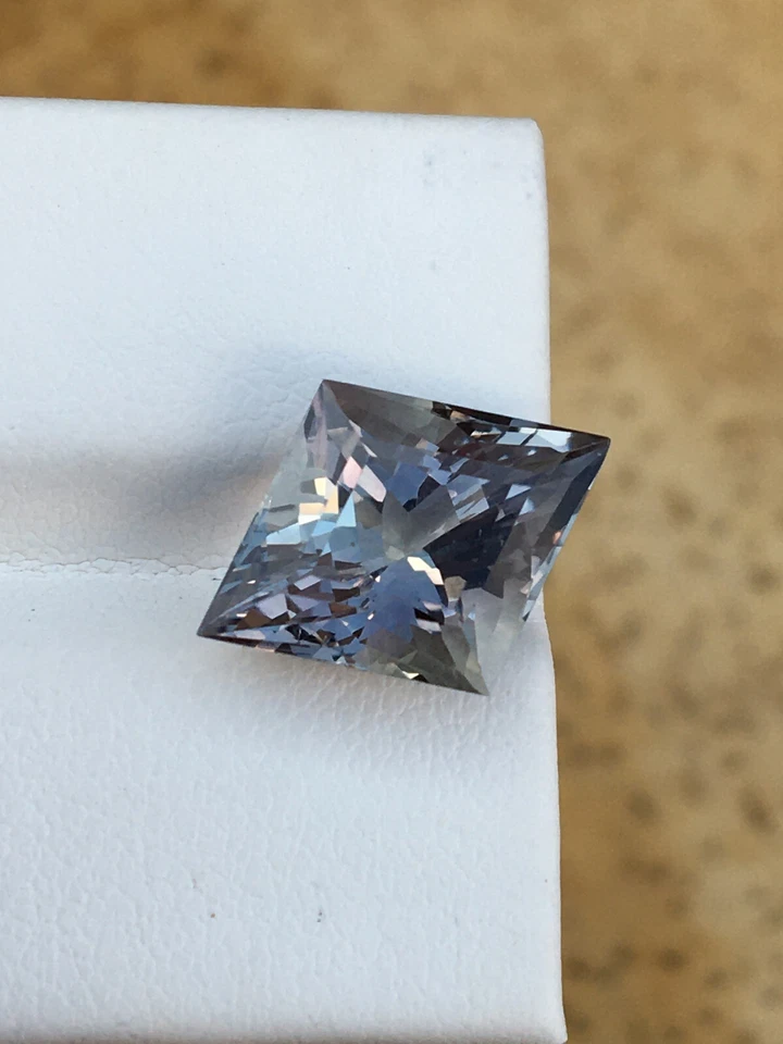 Excellent bio quartz kite cut loupe clean gemstone beautiful mermaid 4.75 carat - Image 4 of 4