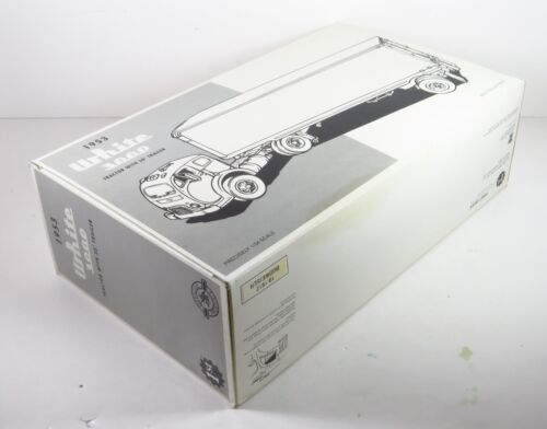Vintage First Gear Budweiser 1953 White 3000 Tractor w/ 30' Trailer Semi 1/34 - Picture 6 of 15