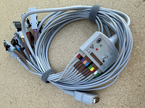 COMO NUEVO - Sistema de ECG en reposo GE MAC 2000 + Carro trolley con brazo + Manual + cables - Imagen 14 de 20
