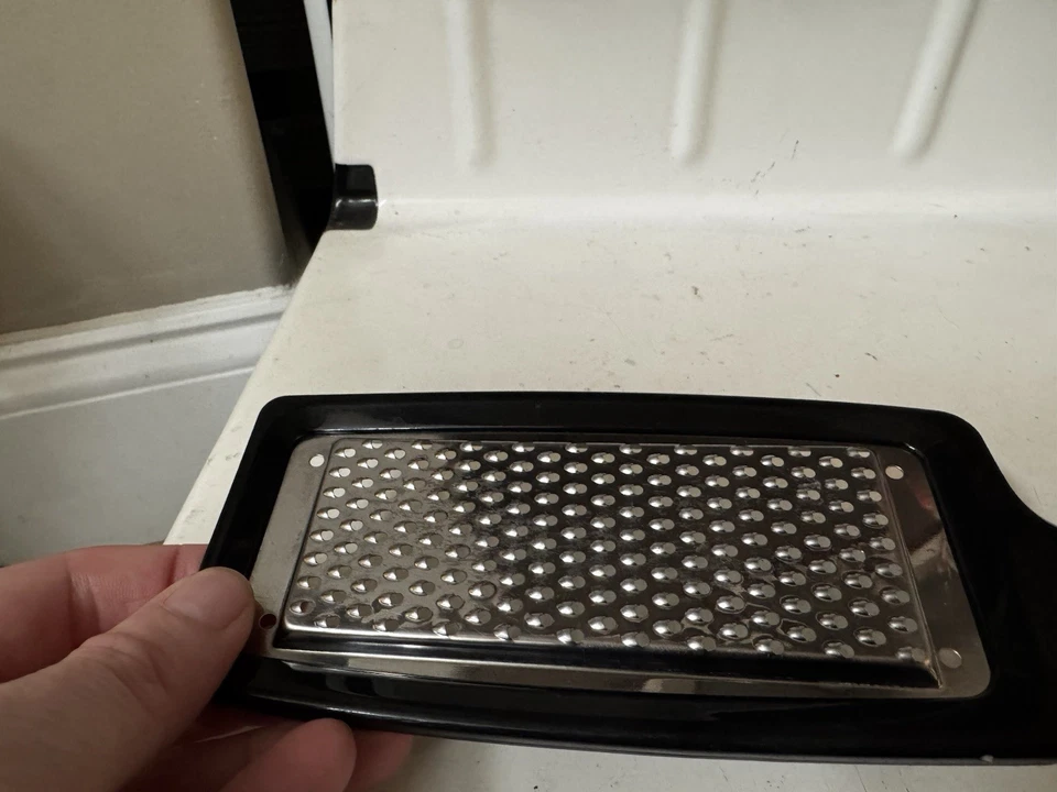 Rallador de mano KitchenAid negro con bandeja de captura rejilla fina/mediana de acero inoxidable  Foto 3 de 4