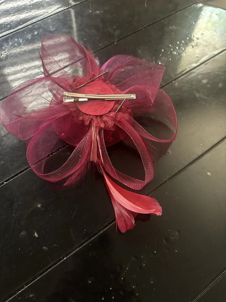 Clip formal en flor borgoña: con cuentas y plumas Foto 4 de 4