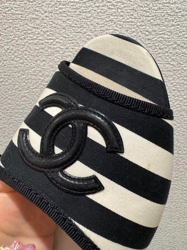 Sandalias planas a rayas con logotipo CC de Chanel talla 38 EU Slide negras blancas usadas - Imagen 9 de 12