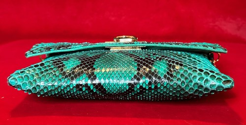 Rashedah Emerald Green Python Clutch Crossbody Bag With Gold Chain - Foto 7 di 10