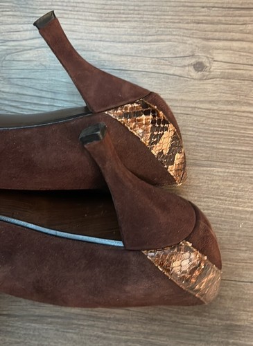 Zapatos de salón Stuart Weitzman vintage de cuero marrón de gamuza y piel de serpiente - Imagen 10 de 10