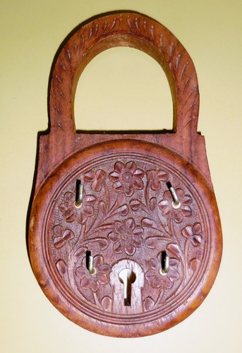 VINTAGE ART DECO PORTACHIAVI IN LEGNO STATUINA INCISA DESIGN SERRATURA FLOREALE - Foto 2 di 5