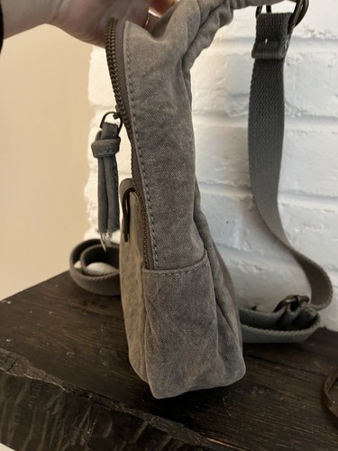 Bolso Mochila Bandolera de Lona Urban Outfitters - Imagen 3 de 10