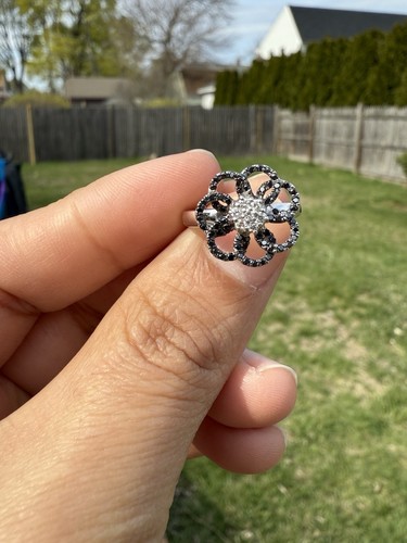 14k white gold .50 ctw white & black Diamond flower style ring size 5 - Picture 13 of 15