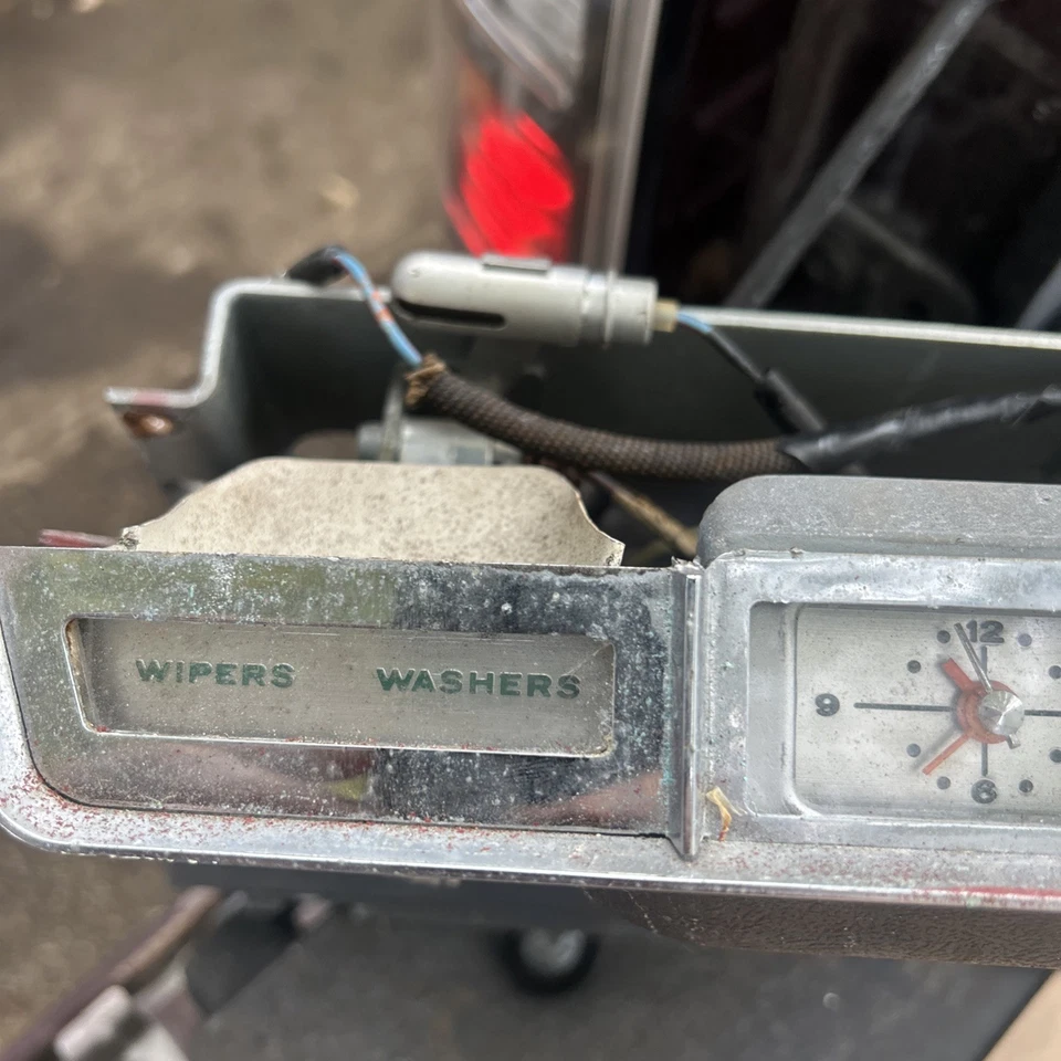 Reloj e interruptores centrales de información de tablero Ford Thunderbird 1964-1966 Foto 2 de 4