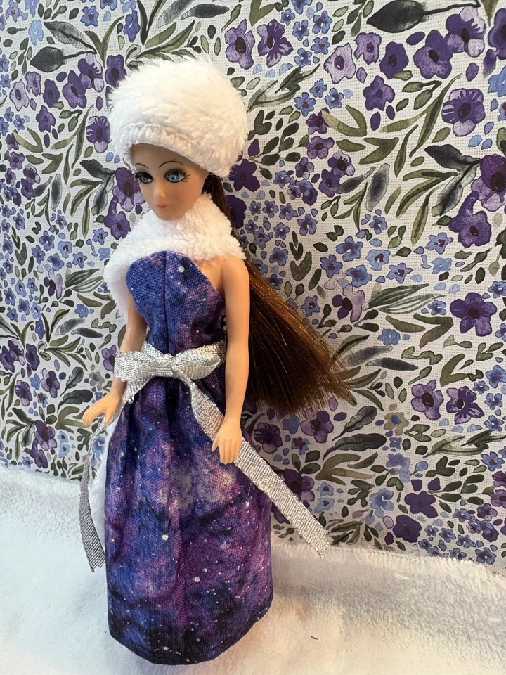 MUÑECA AMANECER conjunto "GALAXIA PÚRPURA" viene con sombrero y bufanda roble Foto 2 de 3