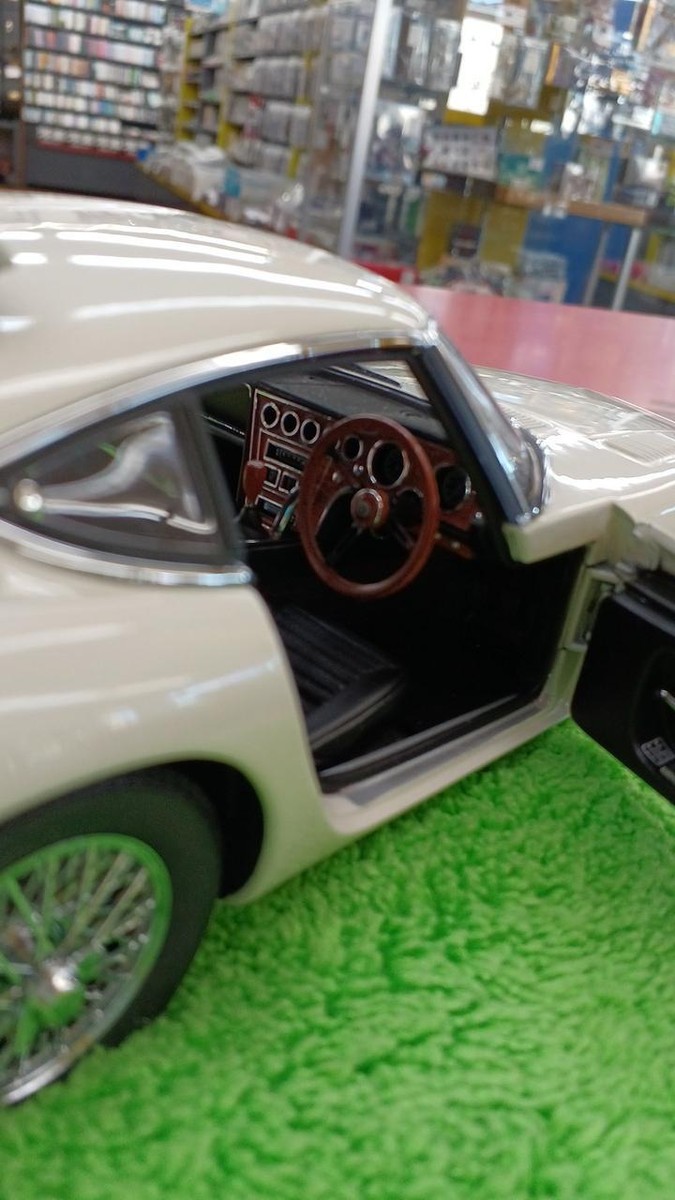 AUTOART 1/18 Scale Toyota 2000 GT Die-cast Car Retro Type AUTOART 1/18 Scale Toyota 2000 GT Die-cast Car Retro Type