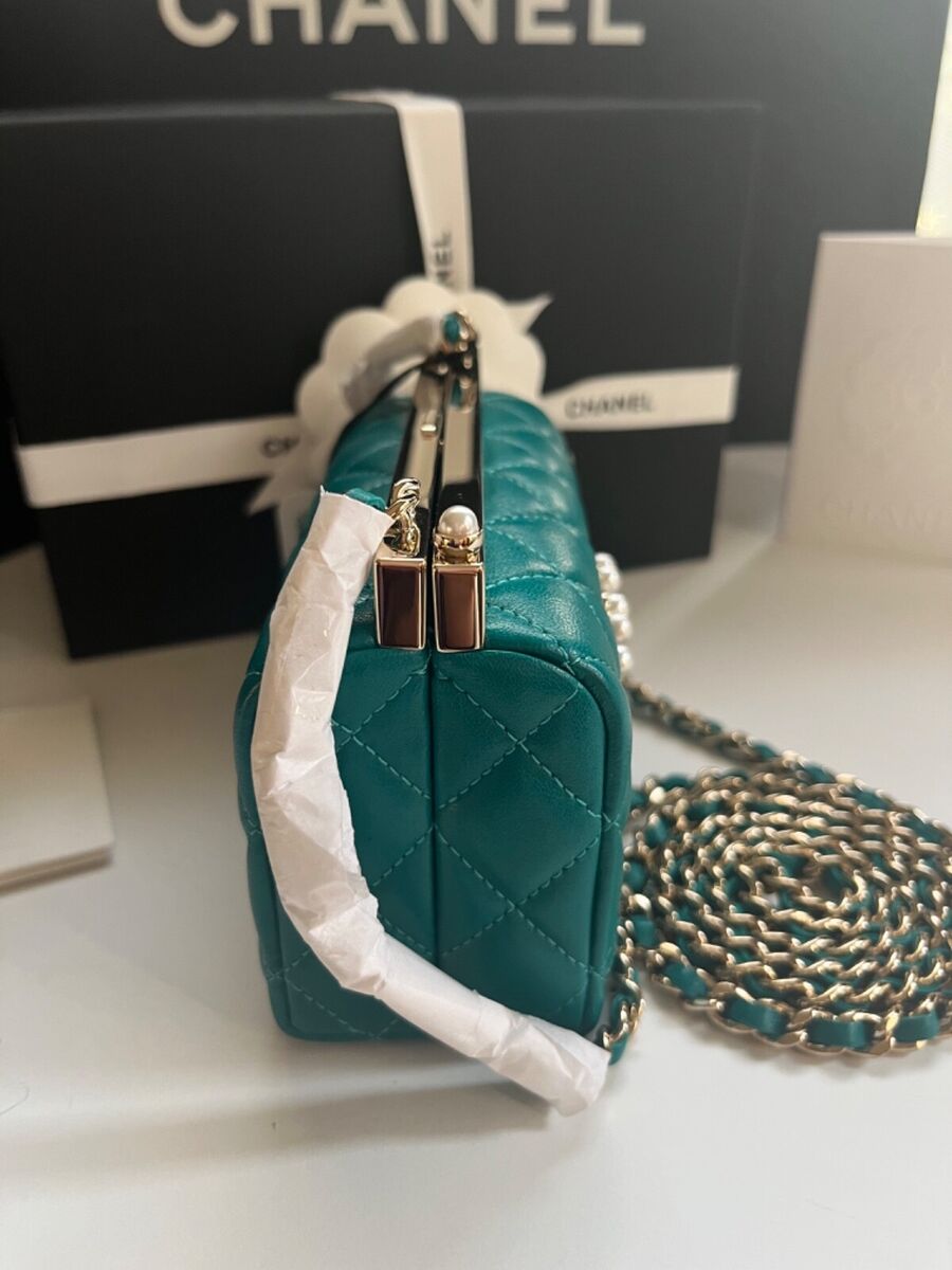 New CHANEL 23A GREEN EMERALD Vanity Clutch Gold PEARLS