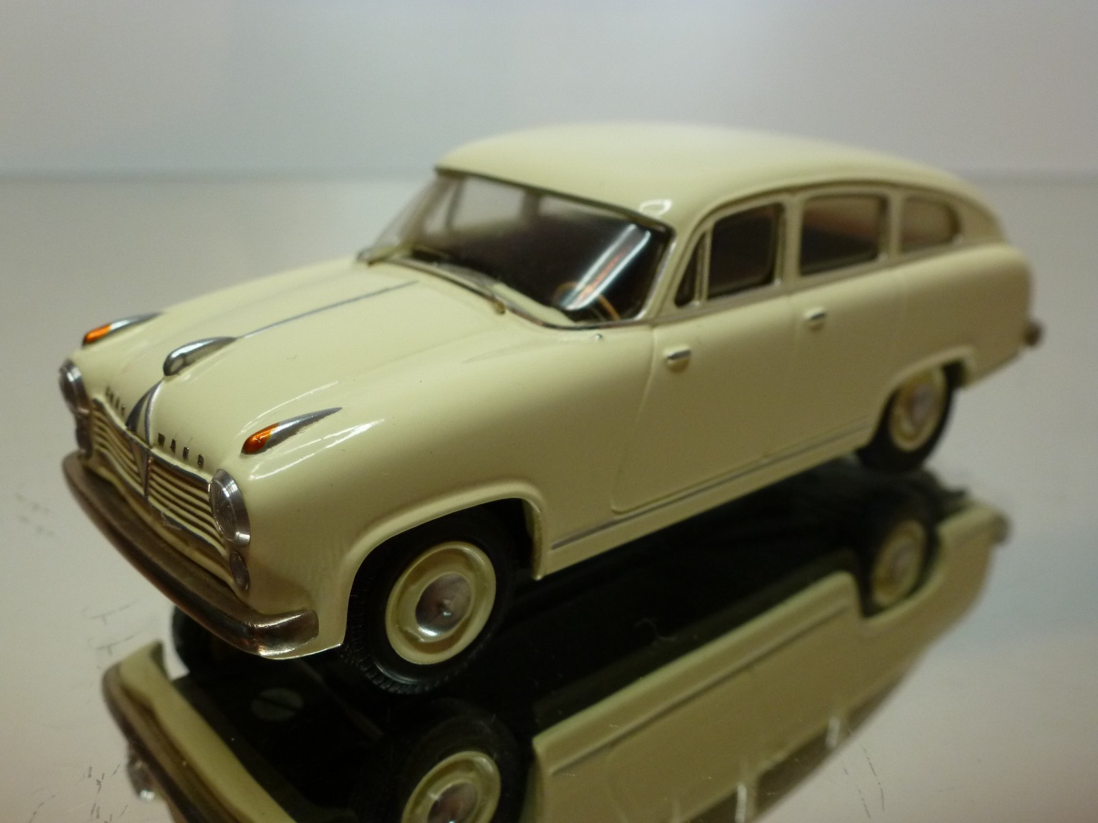 HOMBURG BORGWARD HANSA 2400 SPORT LIMO - VANILLA YLlåg 1 43 - EXCELLENT - 33 HOMBURG BORGWARD HANSA 2400 SPORT LIMO - VANILLA YLlåg 1 43 - EXCELLENT - 33