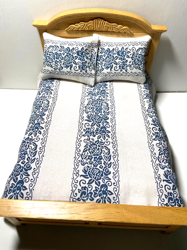 Dollhouse Miniatures bedspread comforter blanket with 2 pillows 1:12 scale #P321 - Picture 1 of 3