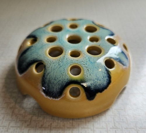 Gold und Blau Majolika Blumenfrosch - Künstler Shandi McConnel 25 Löcher - Bild 2 von 5