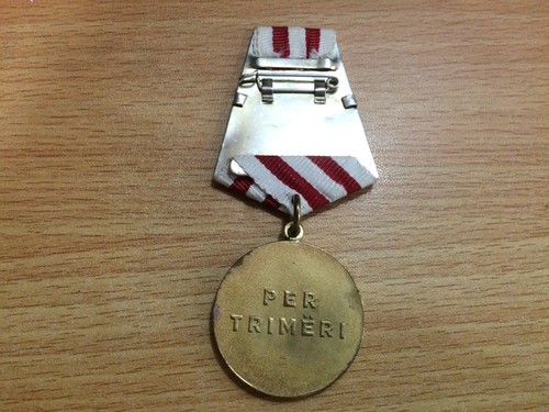 MEDALLA ALBANIA BRAVERY UNI. MEDALLAS Y ÓRDENES CL CORAJE REALISMO SOCIALISTA ALBANÉS - Imagen 2 de 3