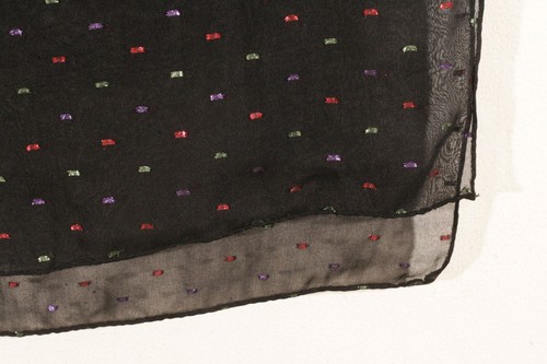 Bufanda ligera laminada a mano de seda negra transparente patrón de confeti metálico de colección - Imagen 10 de 10