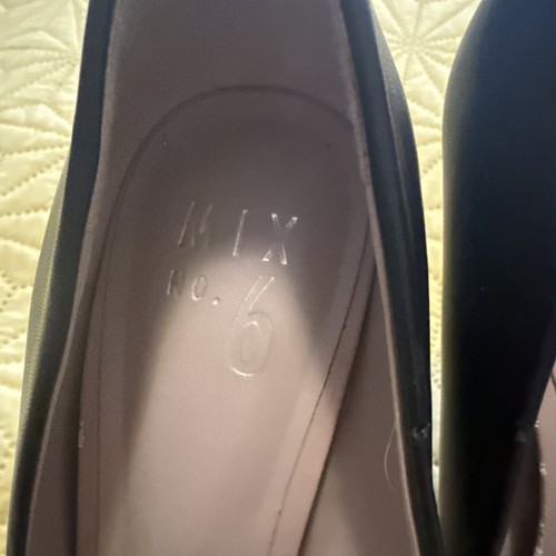 Mix No 6 Woman’s Heels Size 7m Black With Lucite Heel Some Damage On Right Twin - Picture 3 of 6