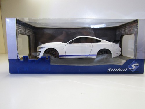 Solido Die-cast 1:18 Scale Model Shelby GT500 (Ford Mustang) White / Blue - Picture 2 of 12