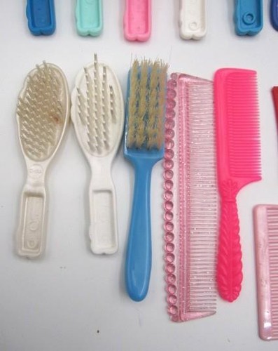 25 Stück Lot Vintage Kunststoff Puppenhaarbürsten Kämme & Handspiegel - Bild 4 von 5