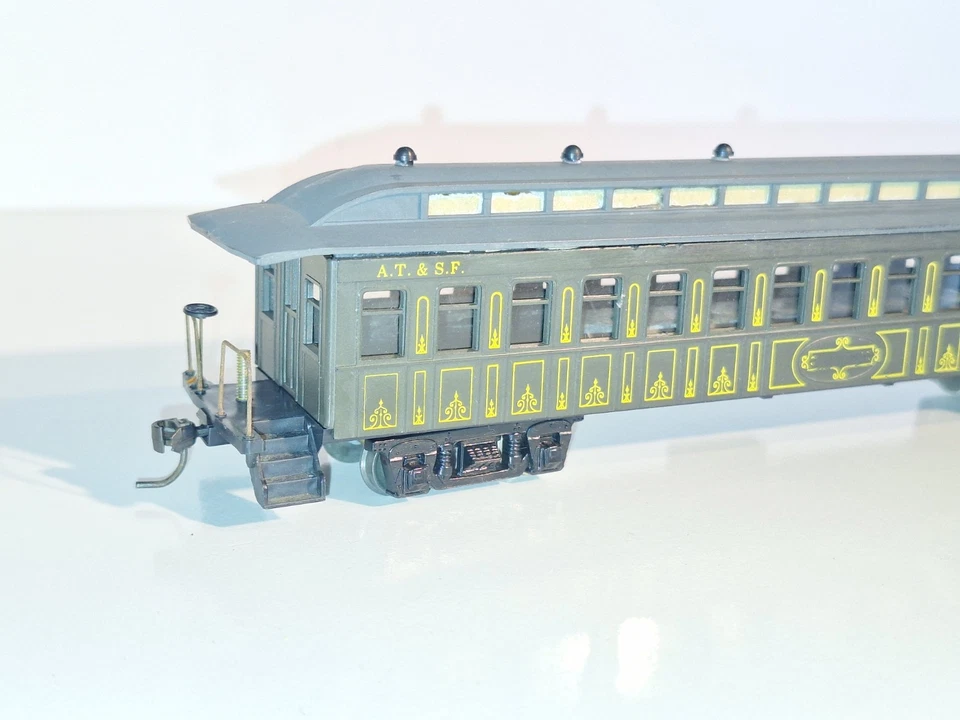 Roundhouse/ Model Power ATSF Clerestory Style Old timer Carriage. HO Scale. - Image 4 of 4