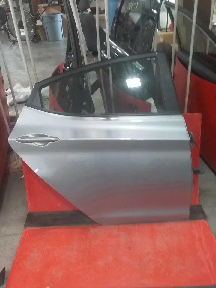 Used Rear Right Door Assembly Rear Side fits: 2015 Hyundai Elantra Sdn electric Foto 2 de 4