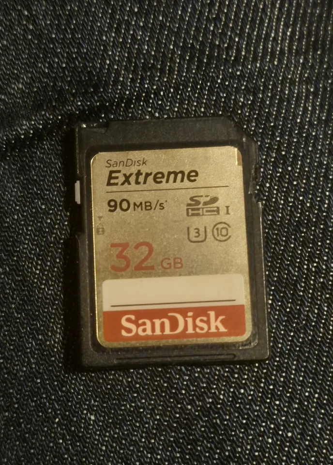 JVC Everio GZ-E207BEK Handheld High Definition HDD Camcorder + 32GB SD Card Bag - Image 3 of 4