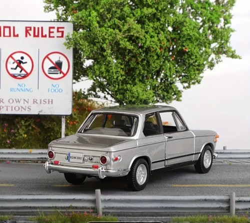 Bburago BMW 2002tii 1972 Silver 1:32 Diecast Model Car - Picture 5 of 9
