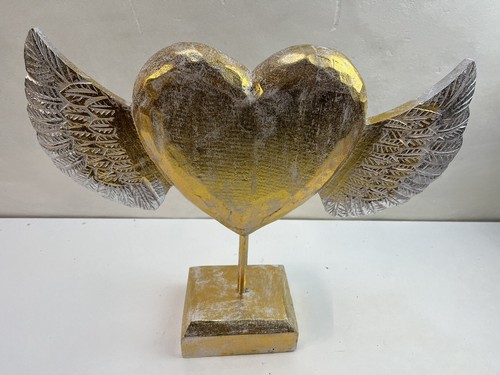 Adorno independiente corazón dorado grande sobre soporte de madera natural - Imagen 2 de 5