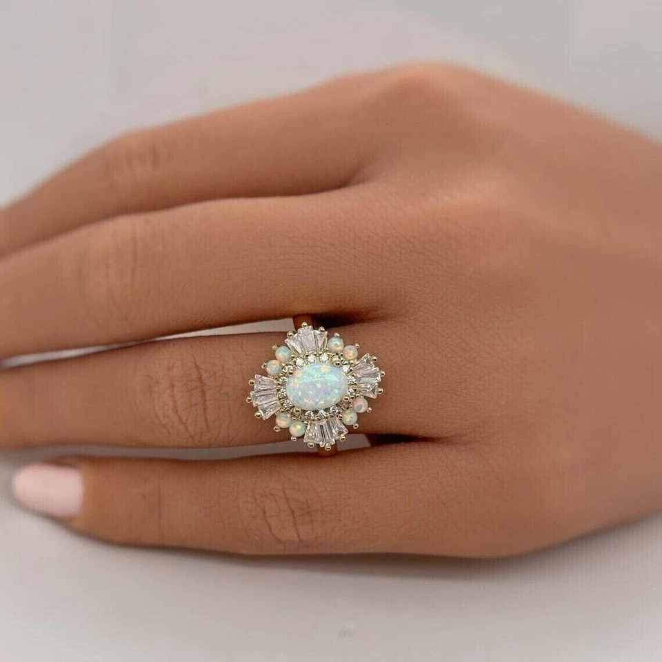 Anillo de compromiso de lujo con halo de diamantes de ópalo de fuego de corte ovalado de 2 quilates enchapado en oro amarillo de 14 quilates Foto 3 de 4