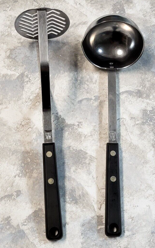 Ekco Forge Mestolo da Servizio Inox con Beccuccio e Schiacciapatate Vintage Manico Nero Lotto - Foto 2 di 13