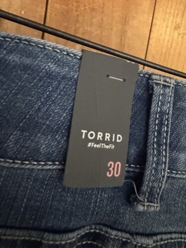 Torrid Med Blue Denim Cut Off 5 in. Short Stretch Women's Size 30 4X - Picture 3 of 4