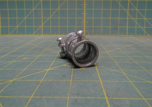 Juego de acoplamiento combinado Arlington de 3/4" tornillo EMT para flexionar conducto metálico 862 - Imagen 3 de 6