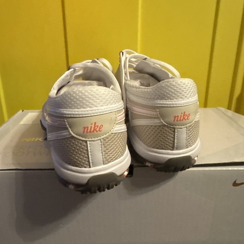 Zapatos de golf Nike de malla blanca y tostada, ligeros sin clavos. Mujer 9.5 Nuevo en caja - Imagen 3 de 9