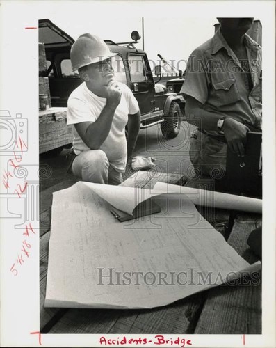 1983 Press Photo Worker with Blueprints at Greenwich Bridge Construction
