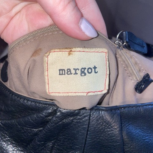 Bolso hobo de hombro mediano de cuero negro suave Margot con cremallera plegable - Imagen 7 de 13