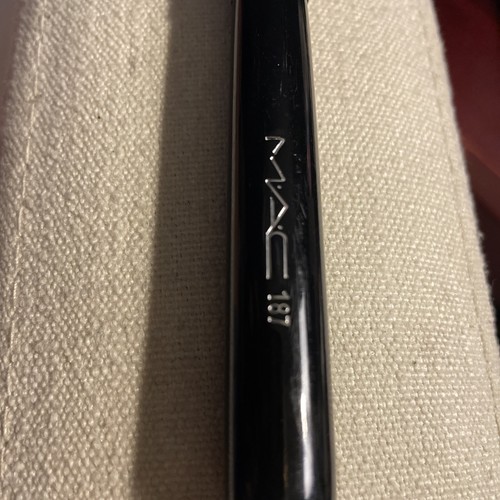 MAC Brush 187 Duo Synthetic Fibre Face Powder Stipple Brush Applies Blends - Picture 3 of 3