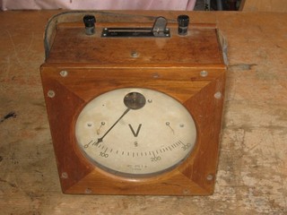 Antiker Voltmeter Holzgehäuse aus den 30er Jahren