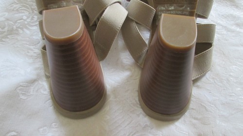 EASY STREET EASY FLEX 12W BEIGE STRETCH FABRIC UPPER  STRAPPY SANDAL HEELS NEW - Imagen 12 de 16