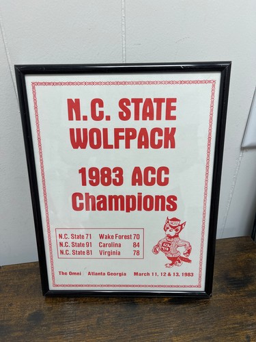 Vintage NC STATE NCSU WOLFPACK 1983 ACC CHAMPS MINI GERAHMTES POSTER 8,5" x 11" - Bild 1 von 6