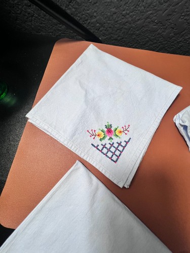 Set 4 tovaglioli lino punto croce 16"x15" ricamati floreali fatti a mano vintage - Foto 5 di 8