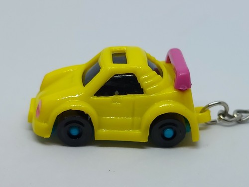 Llavero coche plástico colorido vintage amarillo brillante y rosa intenso años 80 o 90 er - Imagen 2 de 6